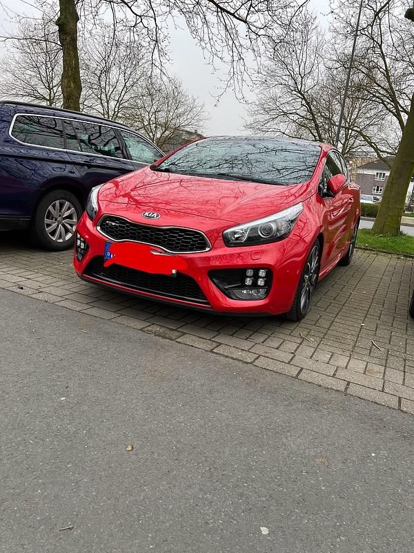 Rot Gebraucht 2014 Kia Ceed GT Limousine | 12.600 € (Etwas zu teuer) - Bild 1/4