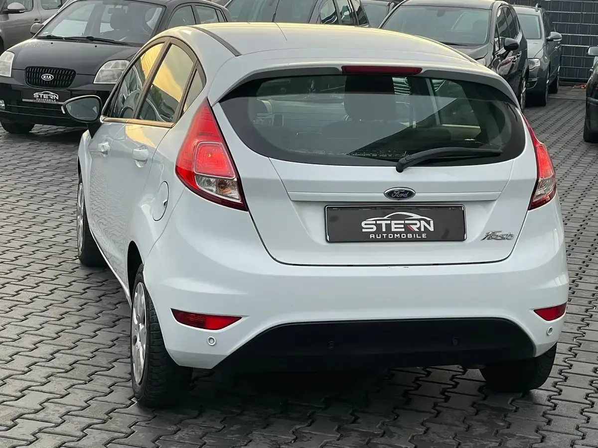 Gebraucht Ford Fiesta 80 PS (58 kW) 2015 Weiß Kleinwagen