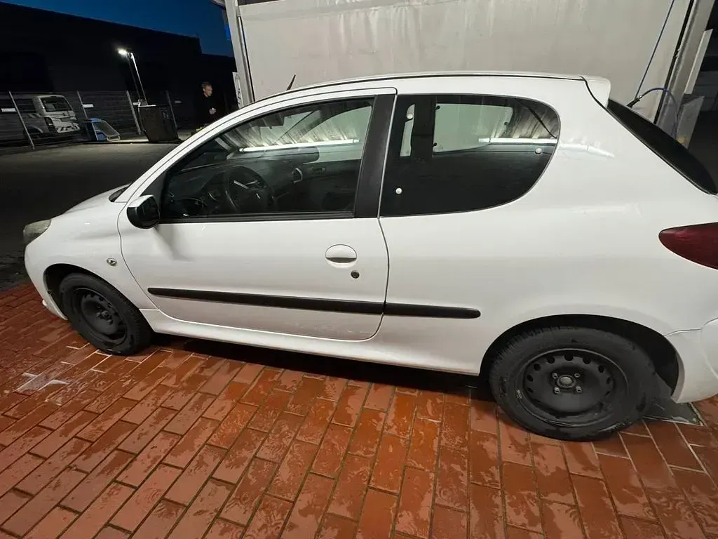 Gebraucht Peugeot 206+ 60 PS (44 kW) 2011 Weiß Kleinwagen