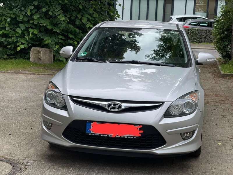 Silber Gebraucht 2011 Hyundai i30 Limousine | 7.000 € - Bild 1/4