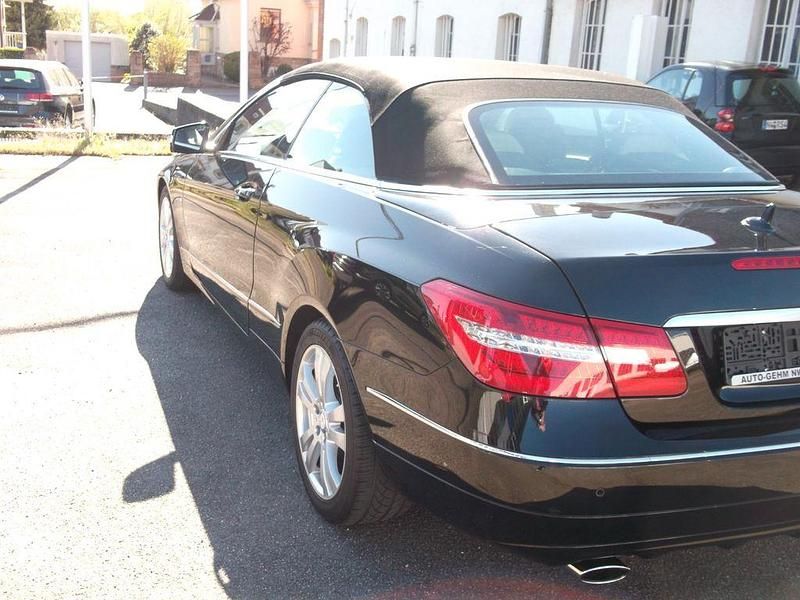 Gebraucht Mercedes E200 184 PS (135 kW) 2011 Schwarz Cabrio