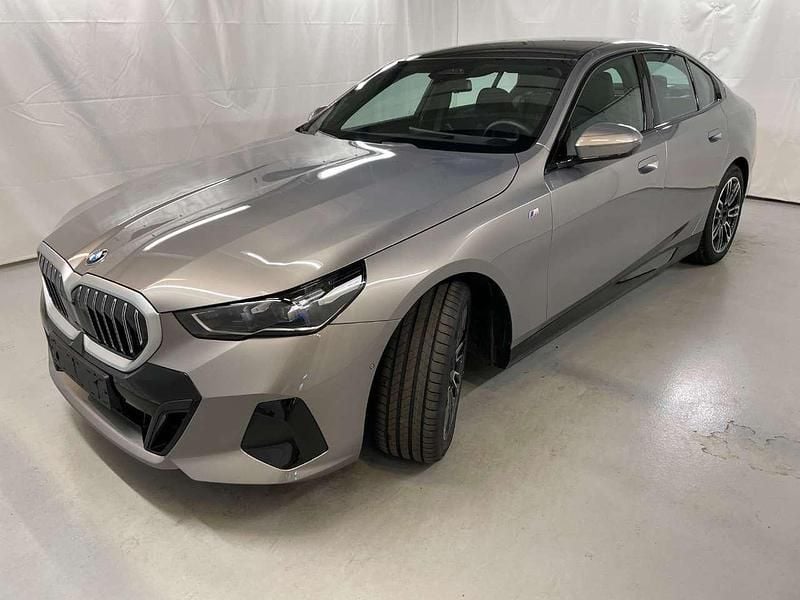 Oxidgrau ii metallic Gebraucht 2024 BMW 520 M Sport Limousine | 54.489 € (Superpreis) - Bild 1/4
