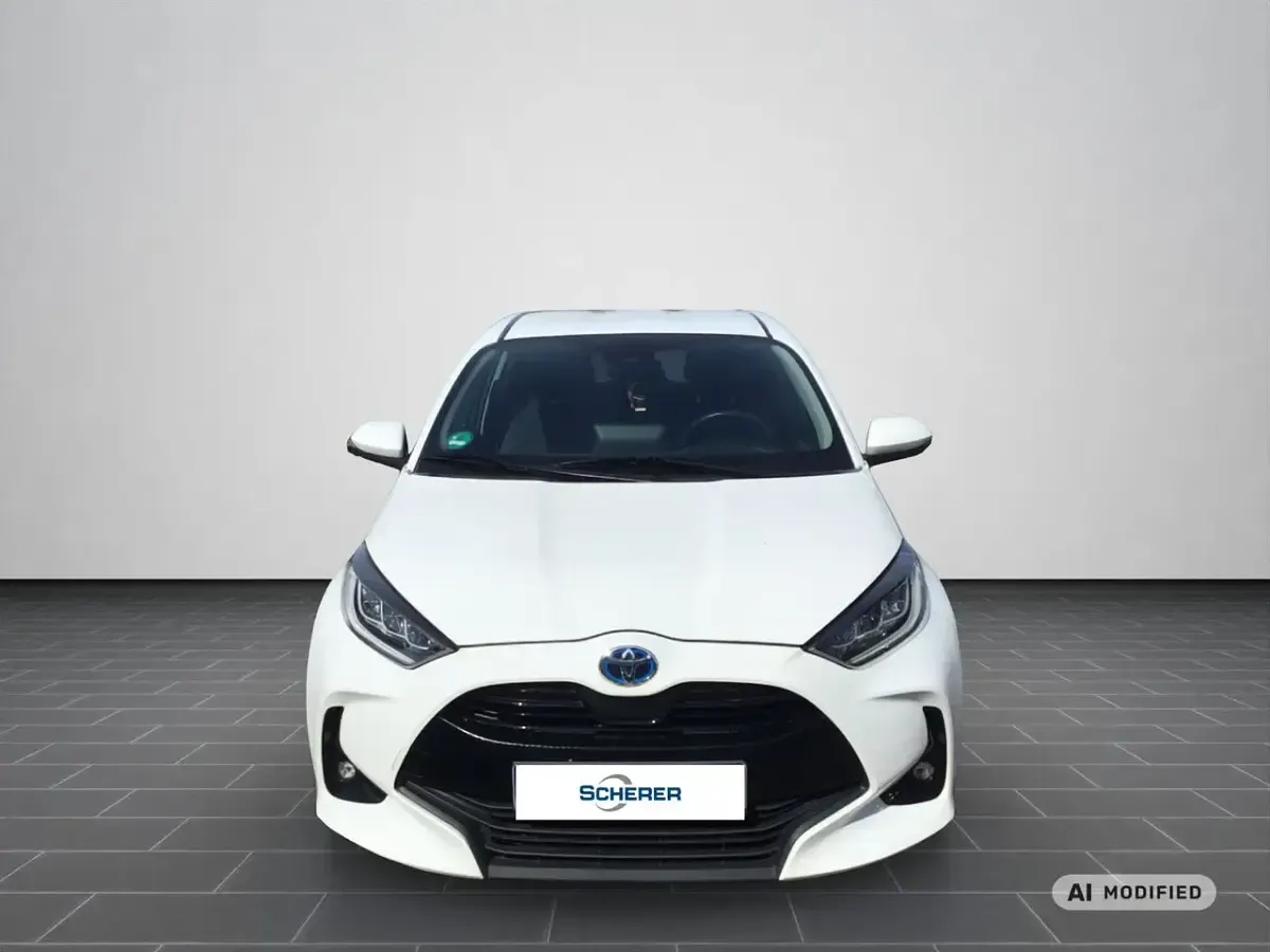 Gebraucht Toyota Yaris Hybrid 92 PS (67 kW) 2020 Weiß Limousine