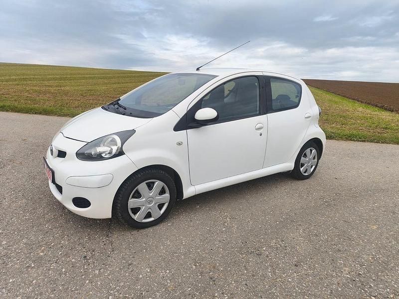 Weiß Gebraucht 2011 Toyota Aygo Cool Kleinwagen | 2.499 € (Fairer Preis) - Bild 1/4