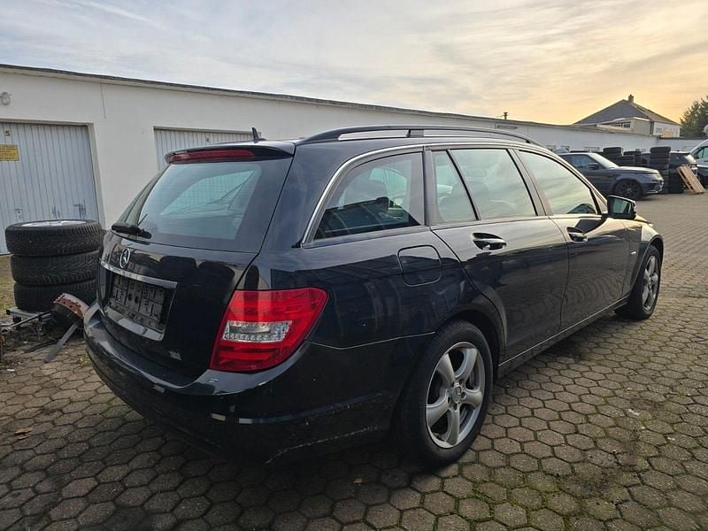 Gebraucht Mercedes C180 120 PS (88 kW) 2012 Schwarz Limousine