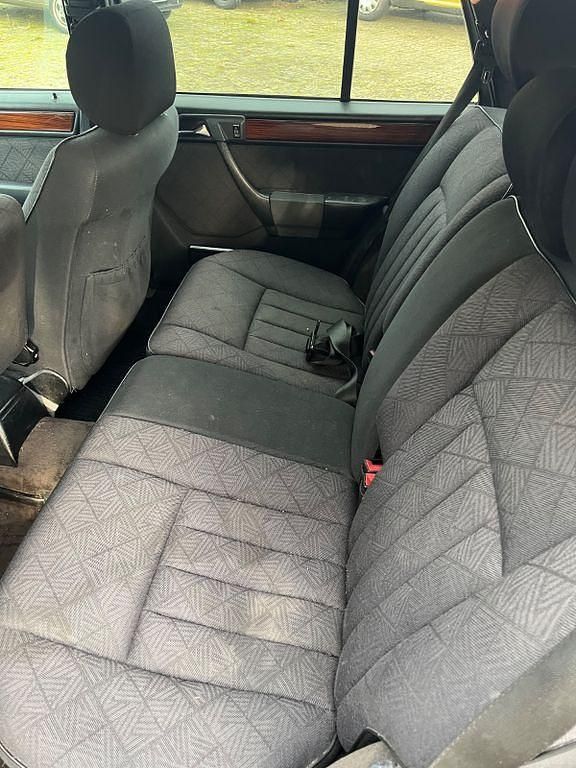 Blau Gebraucht 1996 Mercedes 220 Limousine | 1.999 € - Bild 1/4