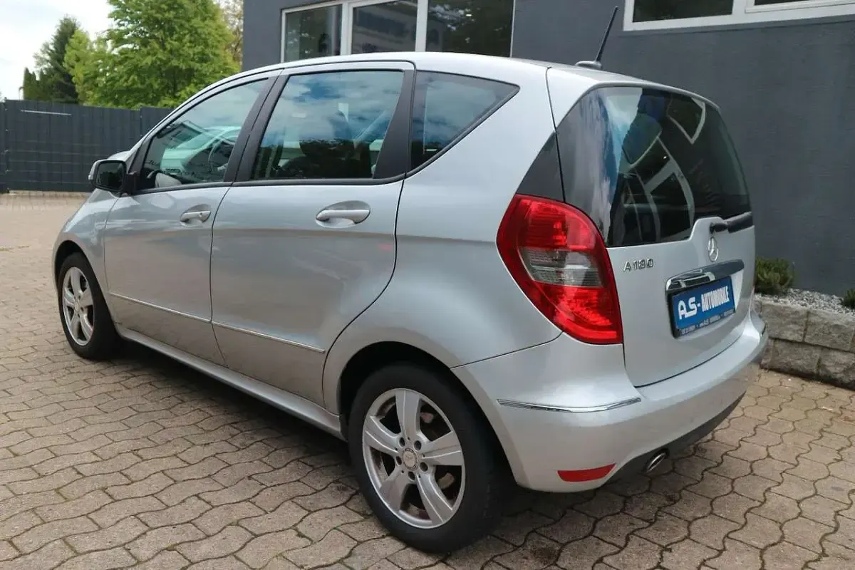 Gebraucht Mercedes A180 118 PS (86 kW) 2011 Silber Kleinwagen