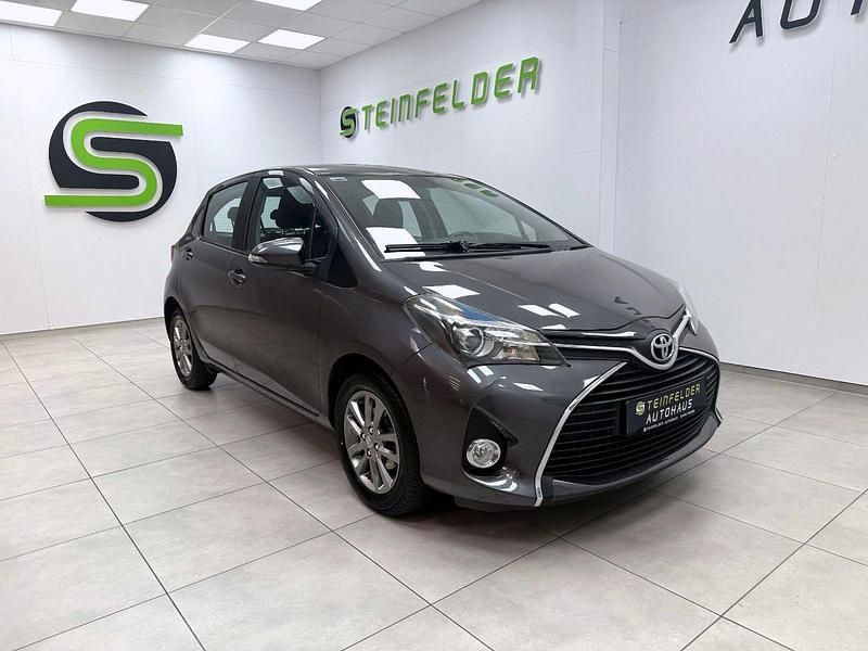 Grau Gebraucht 2014 Toyota Yaris Comfort Kleinwagen | 12.990 € (Teuer) - Bild 1/4