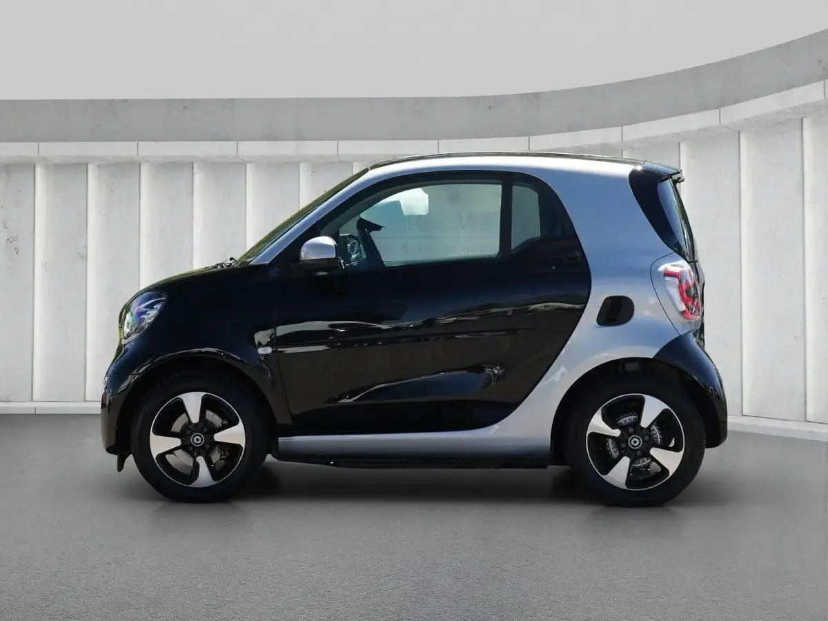 Gebraucht Smart ForTwo Coupé 60 kW (82 PS) 2024 Bodypanels in black Kleinwagen