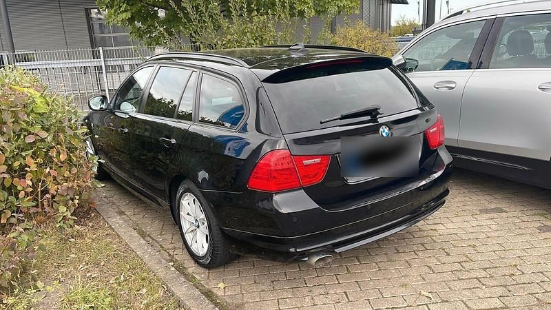 Schwarz Gebraucht 2012 BMW 320 Kombi | 3.950 € (Superpreis) - Bild 1/4