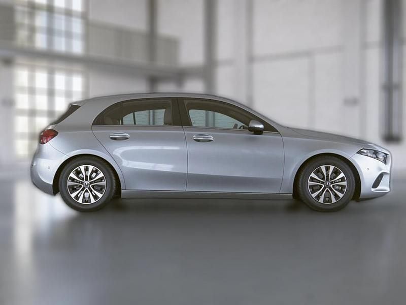 Gebraucht Mercedes A200 163 PS (119 kW) 2023 Silber metallic