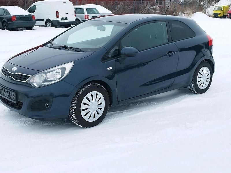 Gebraucht Kia Rio 109 PS (80 kW) 2014 Blau Limousine