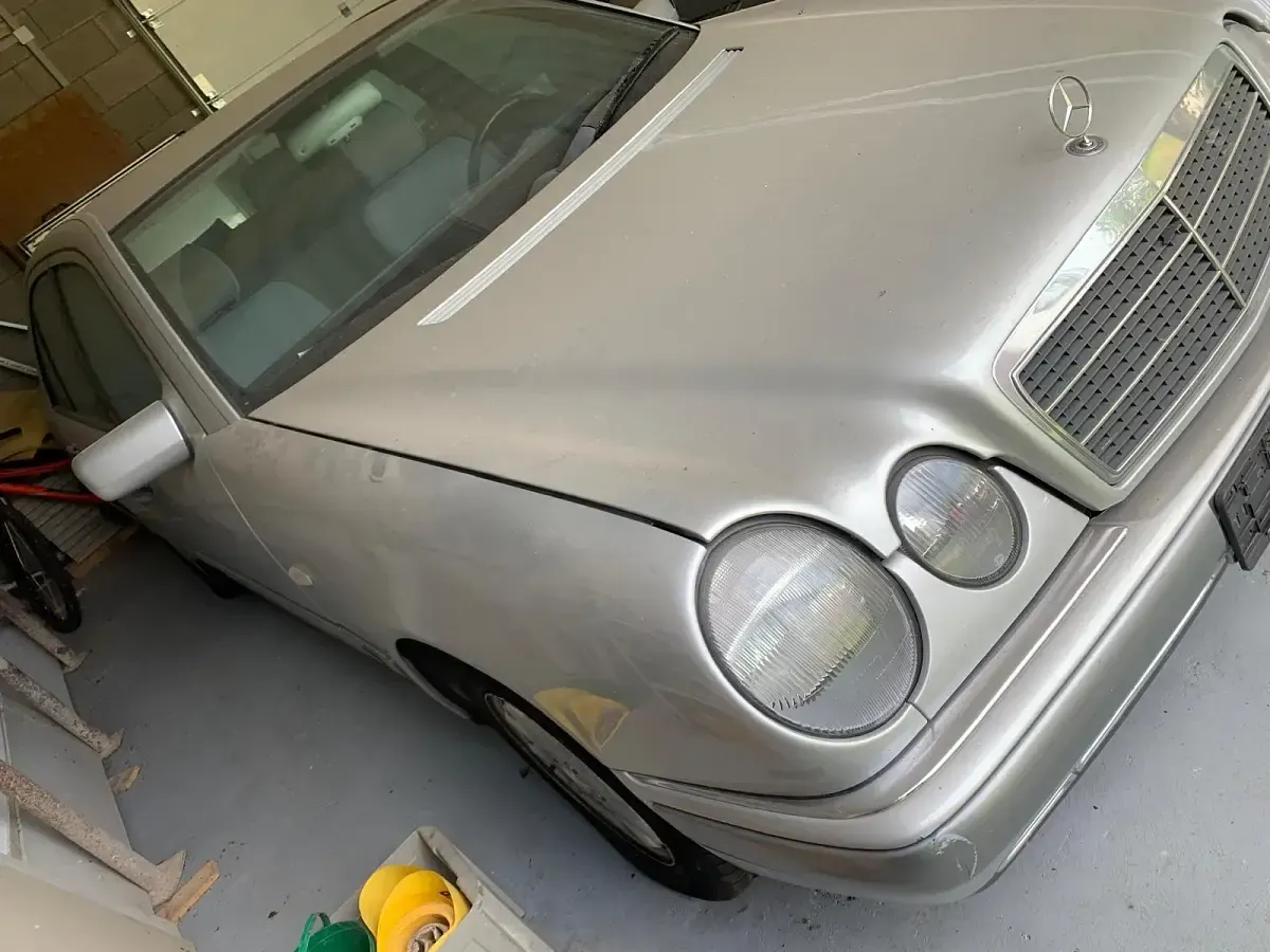 Gebraucht Mercedes E220 95 PS (69 kW) 1996 Silber Limousine