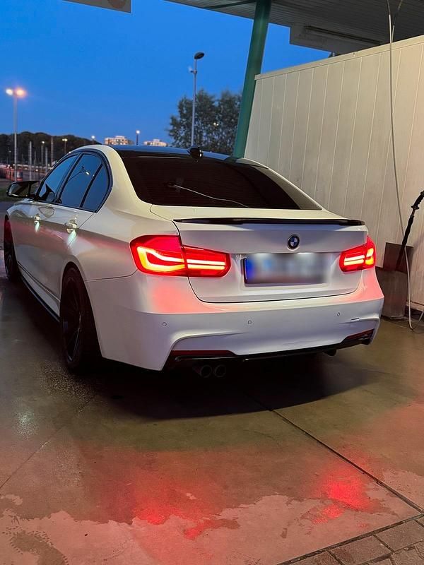 Weiß Gebraucht 2012 BMW 330 M Sport Limousine | 15.200 € (Fairer Preis) - Bild 1/4