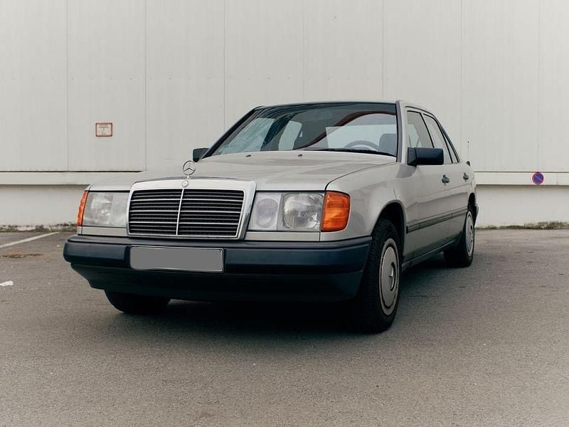 Gebraucht Mercedes E260 160 PS (117 kW) 1987 Silber Limousine