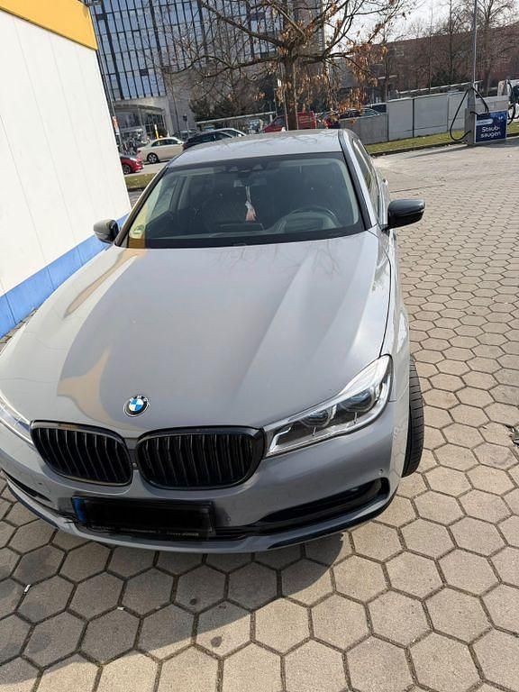 Gebraucht BMW 740 313 PS (230 kW) 2016 Grau Limousine