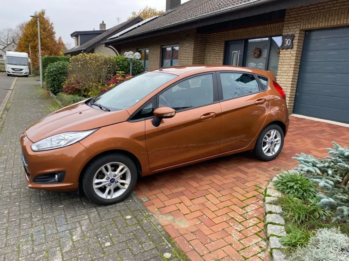Gebraucht Ford Fiesta Celebration 80 PS (58 kW) 2017 Braun Kleinwagen