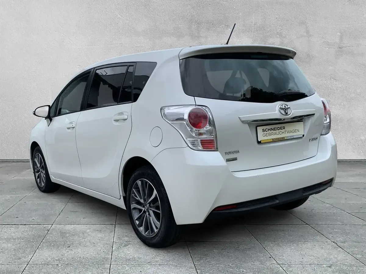 Gebraucht Toyota Verso Comfort 147 PS (108 kW) 2016 Weiß Van / Kleinbus
