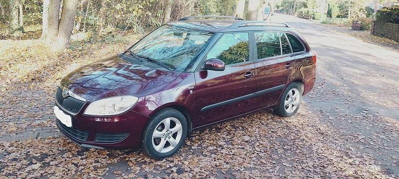 Rot Gebraucht 2012 Skoda Fabia Family Kombi | 3.900 € (Fairer Preis) - Bild 1/4