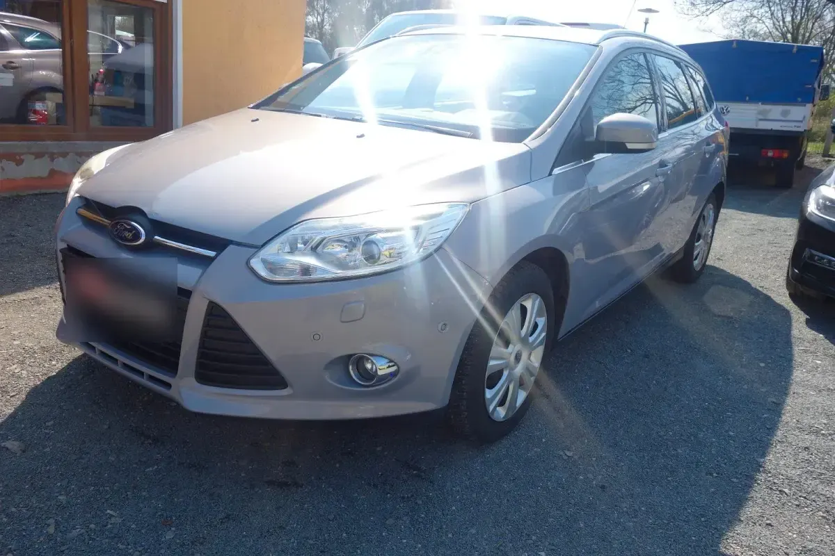 Gebraucht Ford Focus 105 PS (77 kW) 2012 Grau Kombi