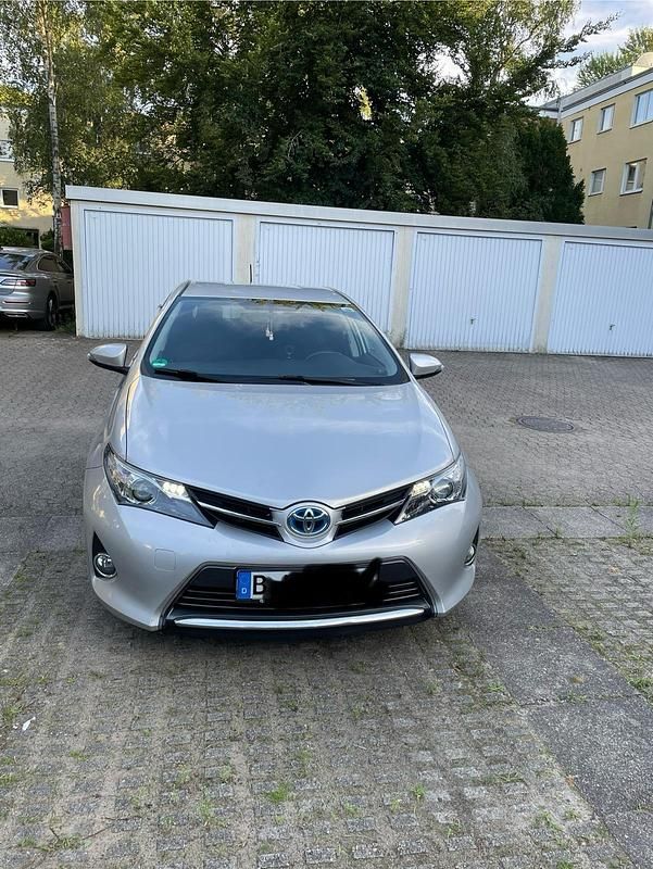 Grau Gebraucht 2014 Toyota Auris Hybrid Limousine | 11.499 € (Fairer Preis) - Bild 1/4
