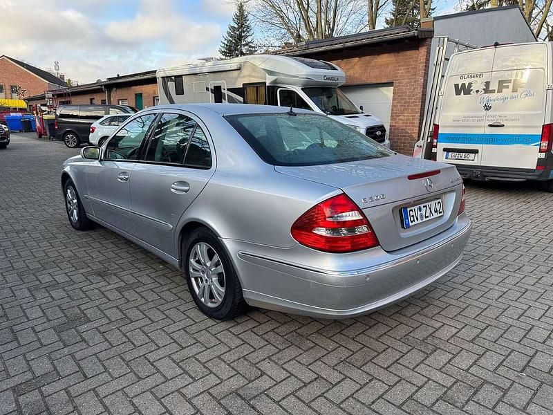 Iridiumsilber Gebraucht 2006 Mercedes E200 Limousine | 2.700 € (Guter Preis) - Bild 1/4