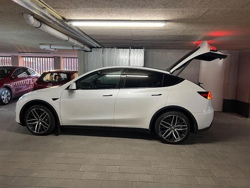 Weiß Gebraucht 2023 Tesla Model Y SUV | 35.900 € (Fairer Preis) - Bild 1/4
