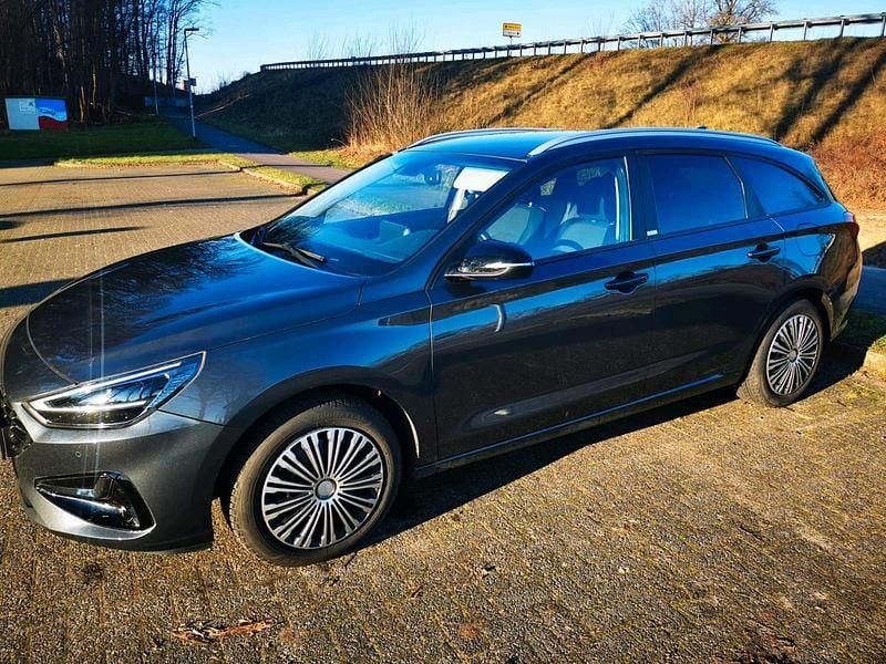 Grau Gebraucht 2020 Hyundai i30 Kombi | 11.900 € - Bild 1/4