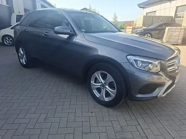 Gebraucht Mercedes GLC250 211 PS (155 kW) 2017 Selenitgrau SUV