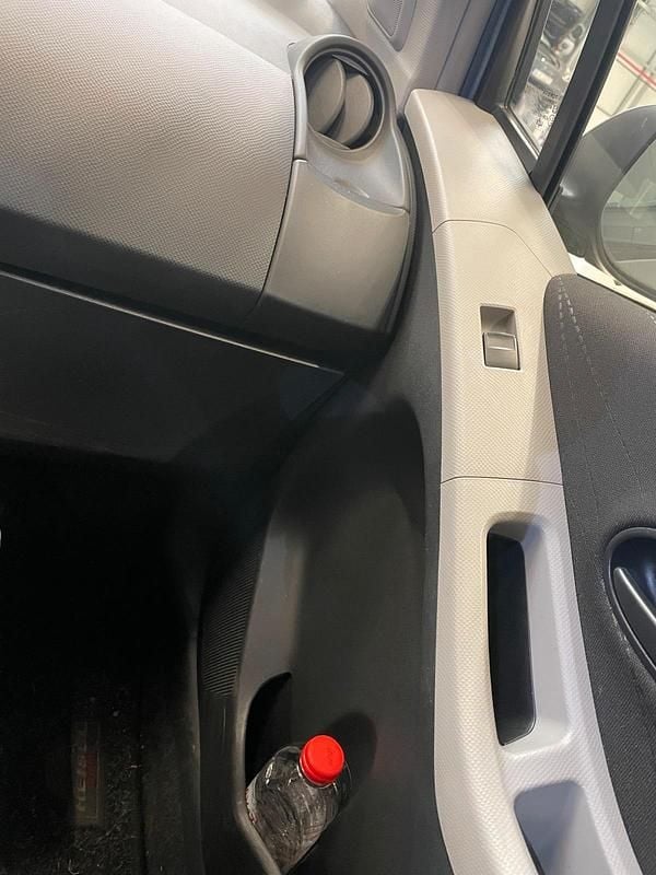 Silber Gebraucht 2005 Toyota Yaris Kleinwagen | 2.450 € (Teuer) - Bild 1/4