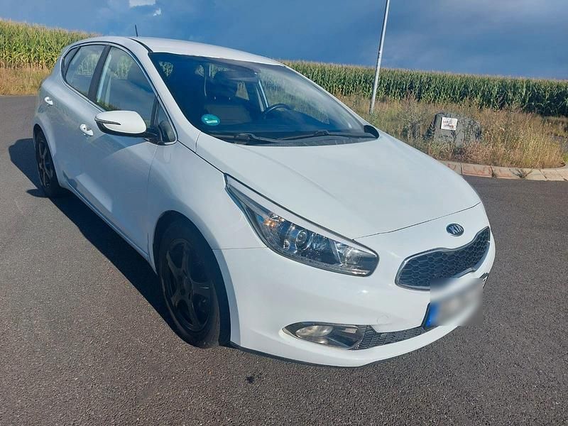 Weiß Gebraucht 2014 Kia Ceed Limousine | 7.500 € (Fairer Preis) - Bild 1/4