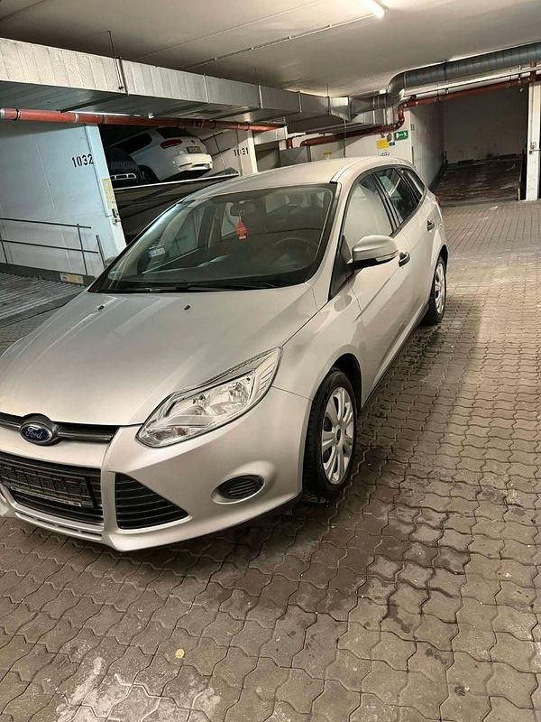 Gebraucht Ford Focus Ambiente 101 PS (74 kW) 2014 Grau Kombi