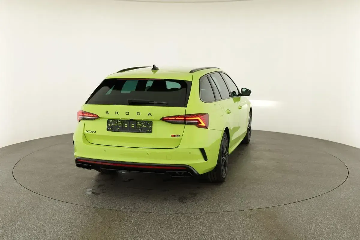 Neu Skoda Octavia RS 265 PS (194 kW) 2026 Mamba grün Kombi