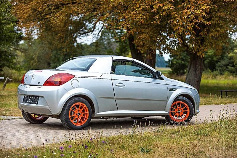 Grau Gebraucht 2005 Opel Tigra Enjoy Cabrio | 4.000 € (Teuer) - Bild 1/4