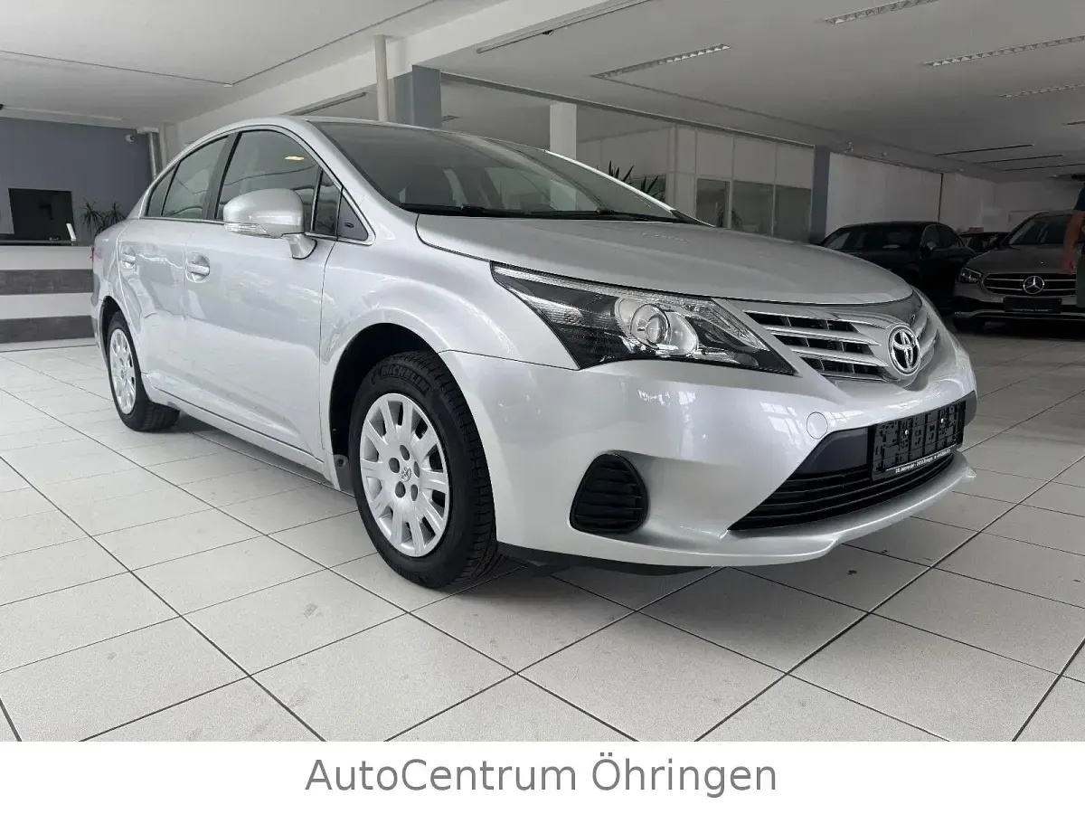 Gebraucht Toyota Avensis Basis 132 PS (97 kW) 2012 Silber Limousine