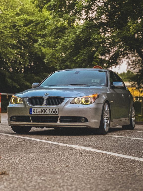 Silber Gebraucht 2003 BMW 530 Limousine | 3.000 € (Superpreis) - Bild 1/4