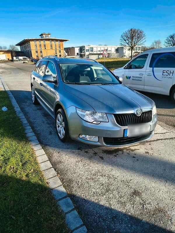 Grau Gebraucht 2010 Skoda Superb Kombi | 4.990 € (Fairer Preis) - Bild 1/4