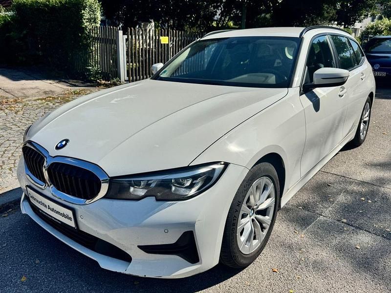 Weiß Gebraucht 2022 BMW 318 Sport Line Limousine | 15.990 € (Superpreis) - Bild 1/4