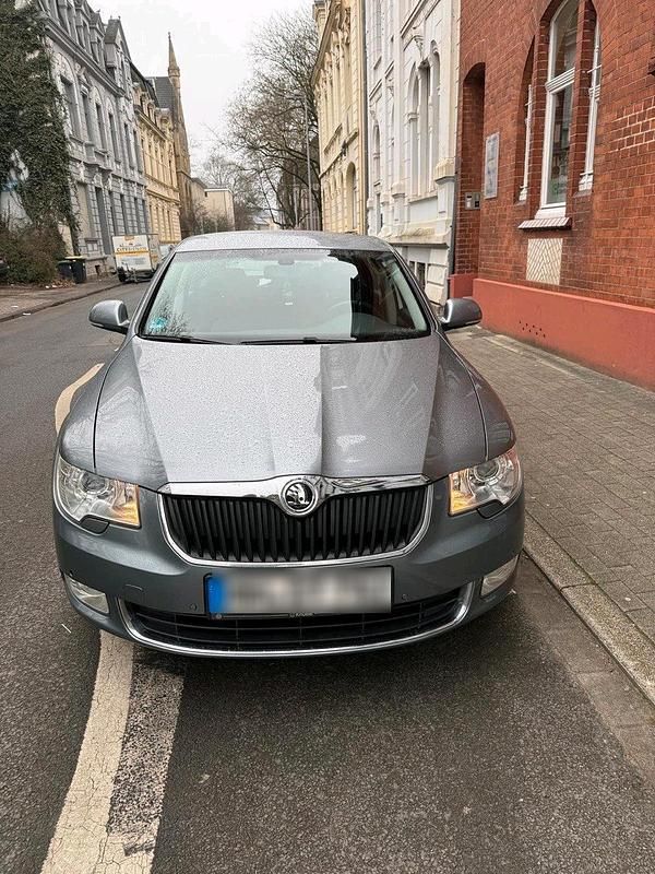 Gebraucht Skoda Superb 160 PS (117 kW) 2010 Silber Limousine