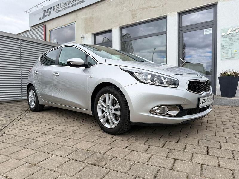 Gebraucht Kia Ceed DREAM-TEAM Edition 99 PS (72 kW) 2015 Silber Kleinwagen