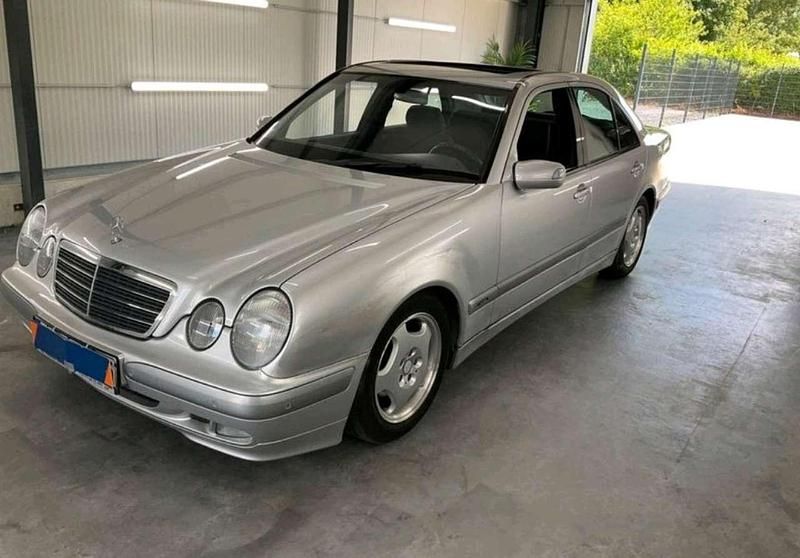 Second-hand Mercedes E200 136 CP (100 kW) 2001 Argintiu Berlinǎ