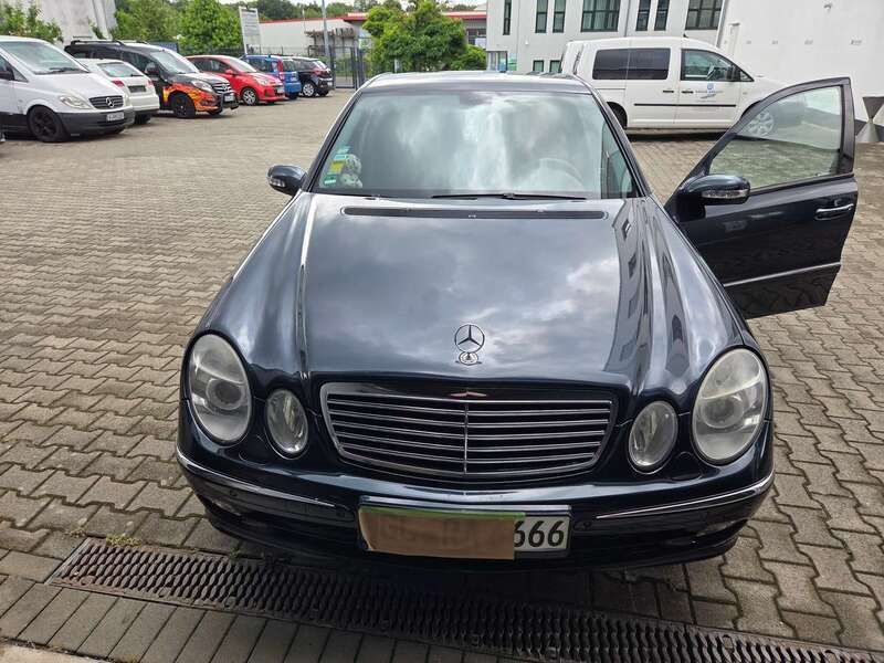 Schwarz Gebraucht 2023 Mercedes E320 Avantgarde Limousine | 4.899 € - Bild 1/4