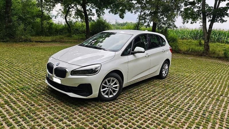Weiß Gebraucht 2018 BMW 218 Active Tourer Sport Line Van / Kleinbus | 12.500 € (Guter Preis) - Bild 1/4