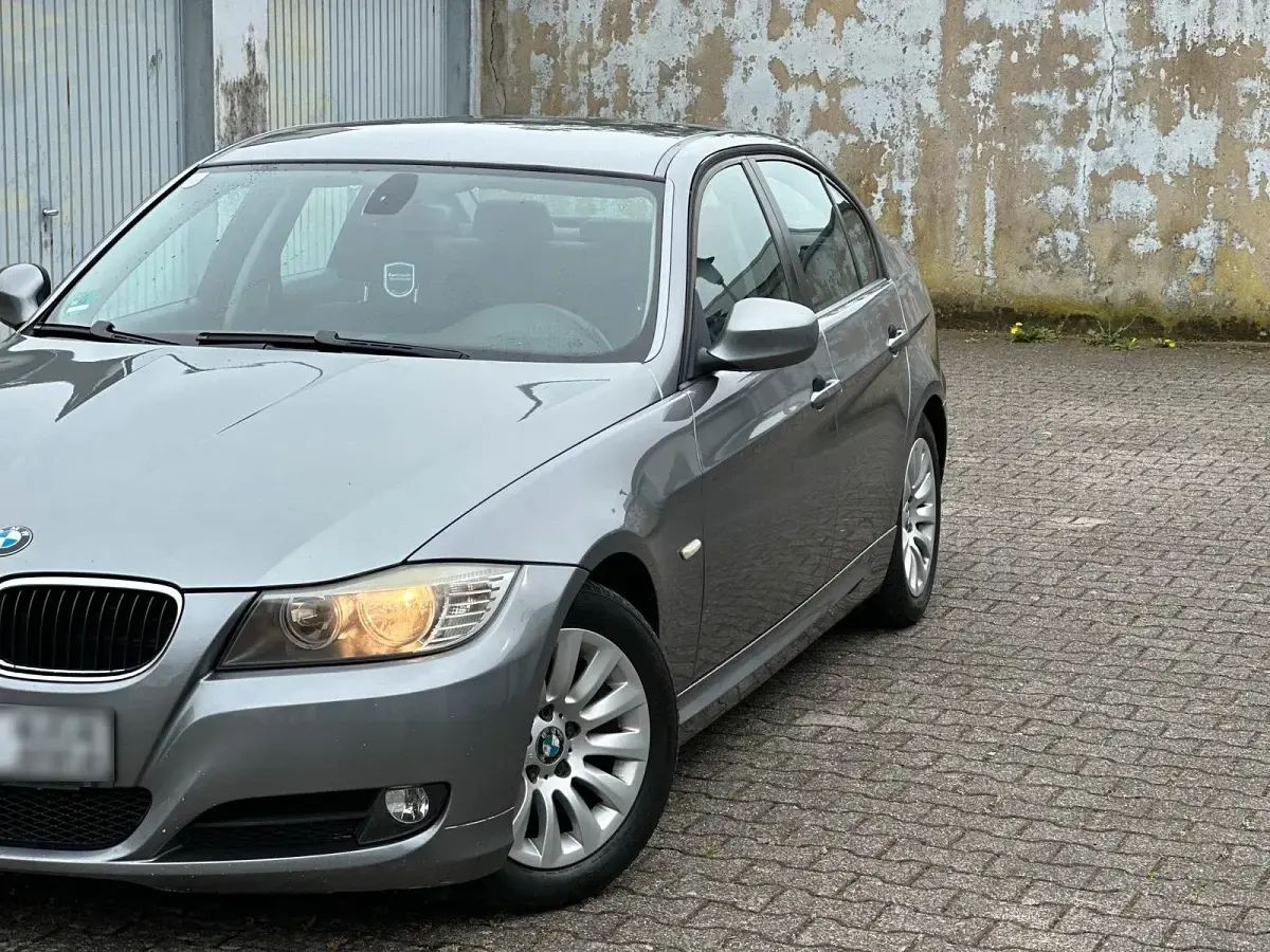 Gebraucht BMW 320 170 PS (125 kW) 2010 Grau Limousine