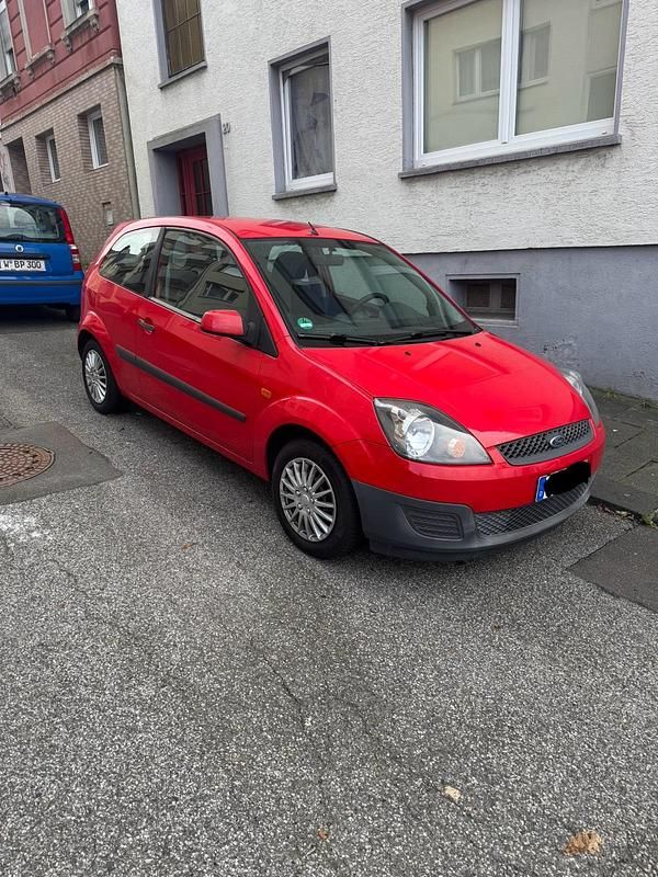 Rot Gebraucht 2006 Ford Fiesta Kleinwagen | 2.999 € (Etwas zu teuer) - Bild 1/4