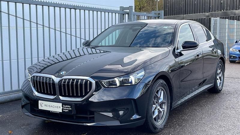 Saphirschwarz metallic Gebraucht 2024 BMW 520 Comfort Edition | 45.899 € (Superpreis) - Bild 1/4