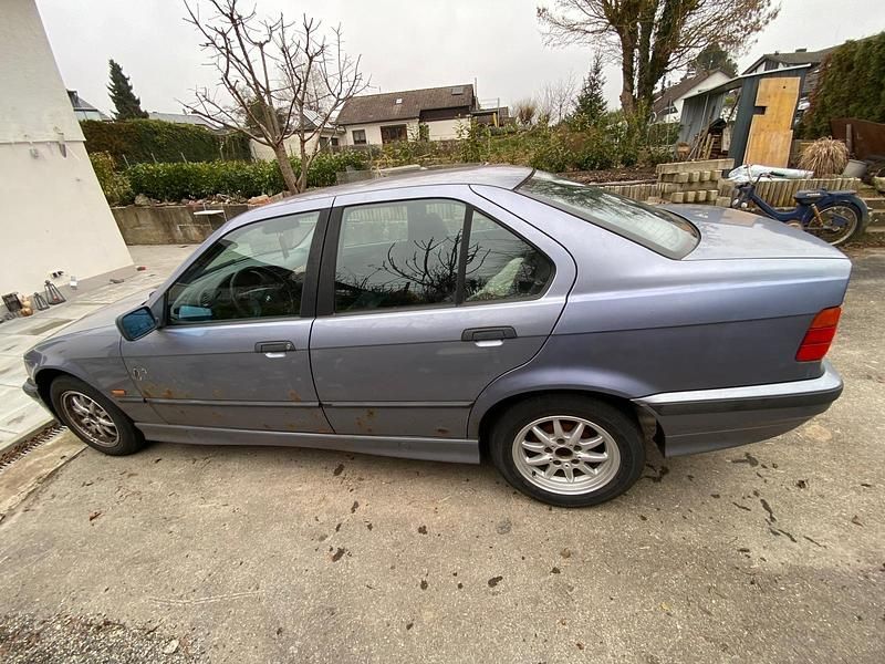 Gebraucht BMW 316 Basis 105 PS (77 kW) 1997 Violet Limousine