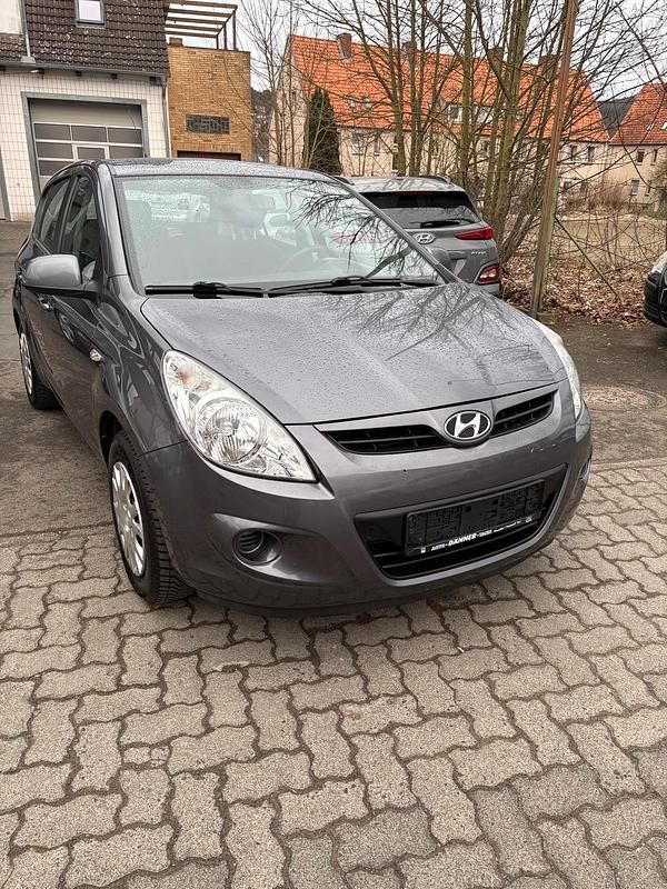 Gebraucht Hyundai i20 77 PS (56 kW) 2012 Grau Kleinwagen