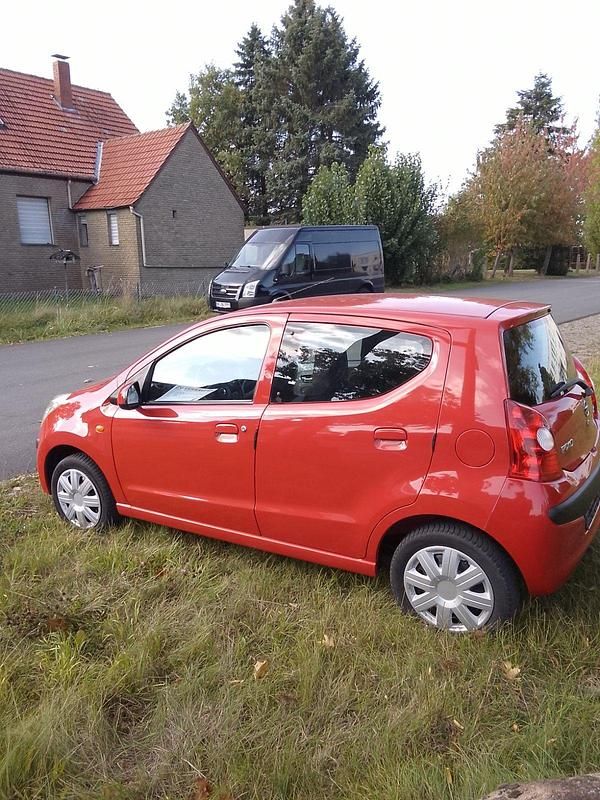 Gebraucht Nissan Pixo 68 PS (50 kW) 2010 Rot Kleinwagen