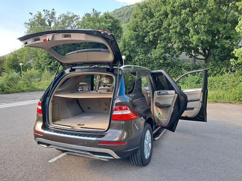 Braun Gebraucht 2013 Mercedes ML250 SUV | 18.000 € (Fairer Preis) - Bild 1/4
